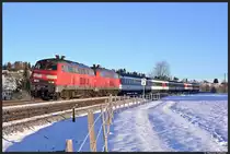 Gerade noch mal Gl�ck gehabt hatten wir bei diesen Bild, denn die Sonne krabbelte nur langsam hinter den Berg hervor und lange Schatten zogen sich noch �ber Felder und Gleise...
Nach vielen Minuten des Bangen und Hoffen kamen dann noch gerade soo die 218 444-8 und die Schwesterlok mit ihrem EuroCity im die Ecke.
Aufnahmedatum: 23. Januar 2013
