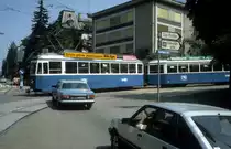 Z�rich VBZ Tram 10 (Be 4/4 + B) Weinbergstrasse / Leonhardstrasse im Juli 1983. - Der italieneische Autofahrer kannte nicht die schweizerischen Verkehrsbestimmungen - er musste hart bremsen, da das Tram pl�tlich von der Leonhardstrasse in die Weinbergstrasse einbog.