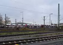Wie sagt der Volksmund so sch�n!!!Jedem Raudi seinen Audi!!! :-) Hier im Bahnhof Bad Friedrichshall-Jagstfeld stehen die in Neckarsulm verladenen Neukarossen und warten gut verpackt auf dem Versand in die weite Welt. 15.12.2012