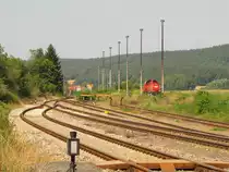 Ein Teil der Gleisanlagen am 15.08.2012 in K�nitz (Th�r). Im Hintergrund rangiert die DB 261 022-8.