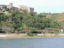 RE4282 passiert auf seiner Fahrt nach Koblenz-Hbf. entlang der KBS471 bei St.Goar die Burg-Rheinfels; 120829