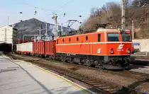 1044.40 f�hrt am 17.12.2009 mit einem G�terzug durch Bruck/Mur.