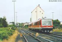 „Nachschuss“ auf den 628 426, der in Rehau auf den Bahnsteig zurollt. Am linken Bildrand lagen fr�her noch weitere Gleise. (Blick nach Osten am 30.8.04)