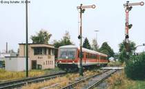 928 426 erreicht auf dem Weg nach Selb den Bahnhof Rehau. Im west�lichen Bahnhofsvorfeld f�hrt er an Fahrdienstleiterstellwerk, Ausfahrsignalgruppe und handbedienter Schranke vorbei.
