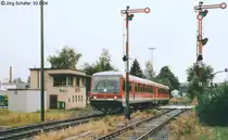 928 426 erreicht auf dem Weg nach Selb den Bahnhof Rehau. Im west�lichen Bahnhofsvorfeld f�hrt er an Fahrdienstleiterstellwerk, Ausfahrsignalgruppe und handbedienter Schranke vorbei.