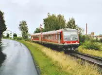 Am westlichen Stadtrand von Rehau steht seit fast 100 Jahren die Signalgruppe aus Einfahr- und Ausfahrvorsignal. 628 421 fuhr am 30.8.04 als RB nach Hof daran vorbei.
