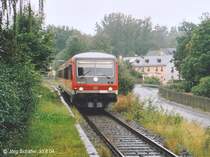 628 421 h�lt im str�menden Regen als RB nach Selb im Haltepunkt Wurlitz. (Blick nach Westen am 30.8.04)
