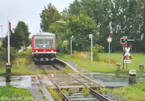 628 426 f�hrt als RB nach Hof in Wurlitz am Bahnsteig der Gegenrichtung vorbei. Gehalten wird immer erst nach der �berquerung des Bahn�bergangs, und beide Bahnsteige liegen in Fahrtrichtung rechts.