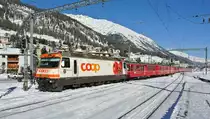 Coop Ge 4/4 III 641 mit RE 1129 bei Einfahrt in Samedan. An erster Stelle ist ein B (Nr. 2306) Mitteleinstieg des Typs Fliegender Rh�tier, 25.01.2013.