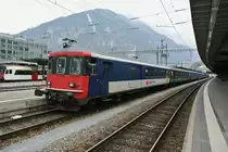 Ersatz IR 1782 in Chur. Anstelle des EWIV Pendels verkehrte heute der Reservependel von Olten. An der Spitze ist der BDt EWI 50 85 82-33 984-4, hinten die Re 4/4 II 11130. Dahinter sind noch zwei Bpm51 angeh�ngt, welche f�r Gruppen reserviert sind, 25.01.2013.