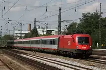 1016 028 am 17.8.12 mit einem EC in M�nchen-Heimeranplatz.