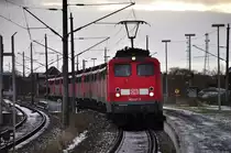 140 821 kommt mit einer Reihe 139igern durch den Bhf Stralsund/R�gendamm
nach Mukran zum abstellen am 11.01.2013