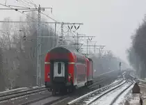 25.1.2013 Zepernick. 143 574 �berf�hrt einen Wagen vermutlich vom DB Werk Eberswalde. Nettes Detail: Zg 3 am Schluss.