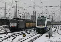 ES 64 F4-036 �berholt am 21.01.13 den auf Einfahrt wartenden 648 481 von Erixx.