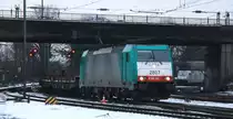 Die Cobra 2807 kommt mit einem langen gemischten G�terzug aus Antwerpen-Noord(B) nach K�ln-Gremberg und f�hrt in Aachen-West bei Winterwetter am Eiskalten 25.1.2013. 