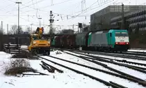 Die Cobra 2808 kommt mit einem Kurzen Coilzug aus Belgien und f�hrt in Aachen-West ein im Schnee am Eiskalten 25.1.2013.