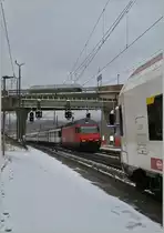 Die Strecke Gen�ve - Lausanne ist mit sieben Fernverkehrszug Paaren pro Stunde recht gut ausgelastet, dazu kommen auf Teilabschnitten noch Regionalz�ge, so dass beim Fotografieren eine erh�hte Gefahr besteht, dass das Motiv  zugefahren  wird, wie dieses Bild aus Denges Echandens zeigt: SBB Re 460 040-9 mit ihrem IR 1424 und der angeschnitten S3 am  15. Jan. 2013.
