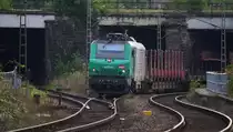 SNCF FRET 437017 kommt gerade aus den Katakomben unter dem Gleisfeld des Saarbr�cker Hauptbahnhofes aus Forbach angefahren und bef�hrt die Umfahrung des Hbf. in Richtung Rangierbahnhof.

Der Verkehr l�uft hier auf drei Ebenen. Ganz unten verl�uft der Stra�enverkehr, in der Mitte befindet sich die G�terzugumfahrung und oben dar�ber das Gleisvorfeld des Saarbr�cker Hauptbahnhofes.

26.09.2011