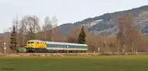 Kurz bevor sich die Sonne vollends hinter den Bergen versteckte, konnte ich am 31.12.2012 noch diese Aufnahme von 218 391-1 mit einem ALX nach M�nchen Hbf zwischen Immenstadt und Blaichach machen.