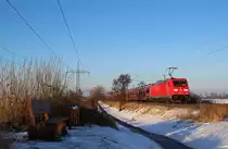 185 401-7 fuhr am 23.01.2013 mit einem Autozug von Emden nach Osnabr�ck, hier s�dlich von Leer.