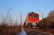 155 135-7 fuhr am 23.01.2013 mit einem Autozug von Emden nach Osnabr�ck, hier s�dlich von Leer.