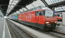Der bunt zusammengemischte Wintersportentlastungszug IC 10565 wird von der Re 460 061-5 von der Abstellgruppe in den HB Z�rich gezogen, anschliessend f�hrt er nach Chur, jedoch mit einer anderen Lok. Der Zug besteht aus 12 Wagen, EWI, EWII, EWIV und Bpm51, 26.01.2013.