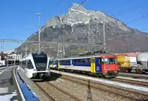 Wie jedes Jahr w�hrend dem WEF-Samstag wird auch dieses Jahr in Sargans ein Dispopendel bereit gestellt. Der Dispopendel besteht aus einem 8-teiligen RBe Doppel Pendel. Vorne im Bild ist der RBe 540 075-9, links daneben steht ein Thurbo GTW, 703-4, 26.01.2013.