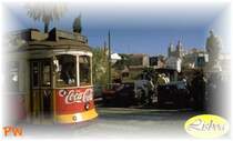Lissabon, El�ctrico  �ber den D�chern der Altstadt
(Alfama-Viertel) von Lissabon 04/99