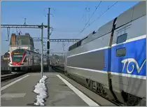 Nach soviel tristem Grau nun doch etwas buntes: TGV Lyria nach Paris wird in wenigen Minunten in Lausanne abfahren, der RE  2622 von Vevey nach Gen�ve ist schon auf dem Weg nach Renens VD. 
26. Jan. 2013