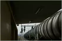 Blauer Himmel, saftige Wiesen und mitten drin ein Zug, ein Traumbild, doch Bahnfotografie sollte hin und wieder den grauen Alltag ins Visier nehmen: Eingeklemmt zwischen Autobahn und Rangierbahnhof Lausane Triage befindet sich die Haltestelle Lonay-Preverenges bei welcher gerade ein Zisternenganzzug den beschränkten Blick  den grauen Himmels weiter einschränkt.
 25. Jan. 2013