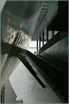 Blauer Himmel, saftige Wiesen und mitten drin ein Zug, ein Traumbild, doch Bahnfotografie sollte hin und wieder den grauen Alltag ins Visier nehmen: 
Hier die etwas triste Ansicht der neuen Haltestelle Prilly-Malley. 
25. Jan. 2013