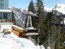 BLM - Luftseilbahn von Lauterbrunnen - Gr�tschalp beim verlassen der Bergstation am 26.01.2013 .. In Gr�tschalp muss f�r nach M�rren umgestiegen werden in die Schmalspurbahn ..