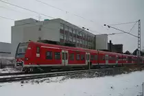 425 209-4 ist als S2 im Gro�raum Mannheim unterwegs und f�hrt hier an einem alten Siemens Geb�ude vorbei.  (09.12.2012)
