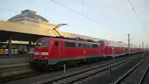 111 197-0 und 111 110-3 ziehen/schieben im Sandwich-Verkehr planm��ig die RE´s nach Frankfurt und zur�ck. Die Kombination von Lok und Steuerwagen ist dabei auch planm��ig zu sehen. (12.12.12)
