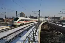 Hier 411 013-6  Hansestadt Stralsund  als ICE1548 von Berlin Ostbahnhof nach D�sseldorf Hbf. mit 411 568-9 als ICE1538 von Berlin Ostbahnhof nach K�ln Hbf., bei der Einfahrt am 26.1.2013 in Berlin Hbf.