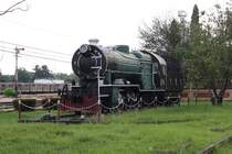 274 (2'C1'-h3, Hanomag, Bauj. 1928, Fab.Nr. 10614) als Denkmal neben dem Aufnahmsgebäude der Sila At Station am 04.November 2012. 
