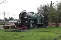 274 (2'C1'-h3, Hanomag, Bauj. 1928, Fab.Nr. 10614) als Denkmal neben dem Aufnahmsgebäude der Sila At Station am 04.November 2012. 

