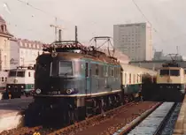 118 002 März 1984, München Hbf, kurze Zeit vor der z-Stellung Die 118 002 war zu diesem Zeitpunkt die mitunter älteste 118. Ich habe im AW München Freimann ab Sept. 1981 eine Lehre gemacht! Hier waren viel 118ner zur Rep. zur Ausmusterung vorhanden! Es gibt noch einige Dia vom Schrottplat (Lok--Friedhof). Könnte interessant werden...