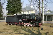Denkmal Schmalspur Lok Kc 4-110 auf der Gr�nanlage vor dem Bahnhof T�ri
hier am 1.5.2006.