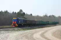 Bei J�hvi ist ein Braunkohlebergwerk mit einer Werkbahn. Lok
TEM 2-8955 kommt am 2.5.2006 gerade als wir den Bahn�bergang erreichen 
mit einem vollen Kohlezug daher.
