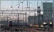 Re 460 021-9 schiebt den IR2030 nach Bern aus dem Z�rcher Hauptbahnhof. (28.01.2013)