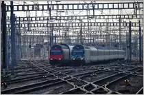 Re 460 041-7 und Re 460 075-5 fahren Kopf an Kopf in den Z�rcher HB ein. (28.01.2013)