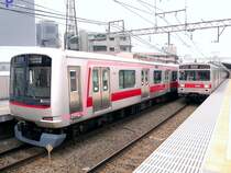 Tôkyû-Konzern (Tokyo S-Bahn), Serie 1000 (rechts im Bild): 113 Wagen, 1988-1992 gebaut; in den letzten Jahren zu 8- und 3-Wagenzügen formiert. 10 Wagen wurden ab 2009 an die Iga-Bahn verkauft, weitere an die Ueda-Bahn. Im Bild Zug mit Endwagen 1005 in Tokyo-Toritsu Daigaku; wie aus der Fahrzielangabe ersichtlich, wird er als U-Bahn (Tokyo Metro, Hibiya-Linie) Tokyo von West nach Ost unterqueren. Links steht ein moderner Einheitszug des Tôkyû-Konzerns, Serie 5000. 2.Juli 2010.   