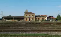 Der Bahnhof von Bouzonville (Busendorf) liegt an der Bahnstrecke Thionville (Diedenhofen) �ber Hargarten aux Mines (Hargarten-Falck) nach V�lklingen im Saarland. Die Strecke ist zwischen Falck und �berherrn zur Zeit au�er Betrieb, die Gleise liegen fast noch alle, die Fahrleitung wurde demontiert.
Nur noch 3 Personenz�ge beginnen oder enden in Bouzonville, zwei am fr�hen Morgen nach Thionville und einer am Abend zur�ck.

Bouzonville ist au�erdem Ausgangspunkt der Niedtalbahn nach Dillingen-Saar.

03.09.2012