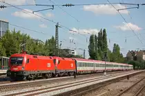 �BB 1016 014+1116 130 am 17.8.12 mit einem EuroCity in M�nchen-Heimeranplatz.