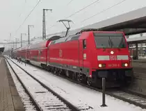 146 209-2 steht am 26. Januar 2013 mit einem RE nach Stuttgart Hbf im W�rzburger Hbf.