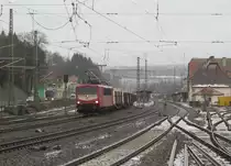 155 219-9 ziehz am 29. Januar 2013 einen gemischten G�terzug durch Kronach in Richtung Lichtenfels.