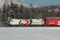 Am 26.01.13 pendelte die �BB 1116 264 mit einem Sonderzug zwischen St.Johann und Kirchbichl.
Die Garnitur wurde mit Doppelstockwagen der Vorarlberger S-Bahn gebildet.
Hier schiebt der �3 Werbetaurus den Sonderzug in Richtung St.Johann, festgehalten bei Schwarzsee.