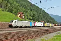 Am 30.Juni 2012 durchf�hrt 186 106, KV 185 665 und zwei Dispolok/Lomo-189er mit einem KLV-Zug den Bahnhof Mallnitz-Obervellach in Richtung Schwarzach St.Veit.