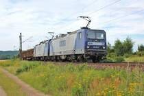 Am 5.August 2012 sind zwei RBH 143er bei Burgstemmen mit reichlich Holz auf dem Weg in den Sden.